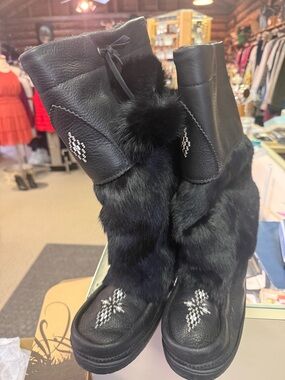 🖤Like New Manitobah Mukluks Tall Leather Grain Faux Fur Beaded Boots